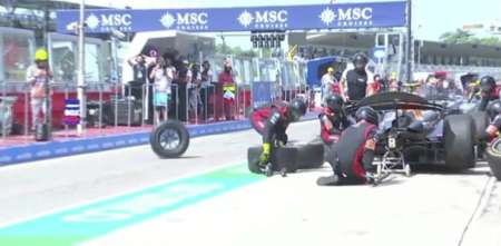 F2: ¡Insólito! Se le salió una rueda y complicó a un rival