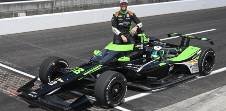 ¡Orgullo argentino! Canapino y la tradicional foto tras clasificar a las 500 Millas de Indianápolis