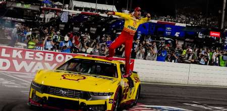 NASCAR: Logano ganó el millón de dólares en North Wilkesboro