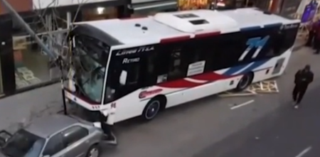 Un colectivero se desmayó y chocó contra un poste de luz: hay 5 heridos