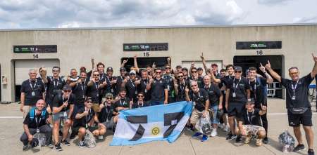 El público argentino, presente para alentar a Canapino en la Indy500