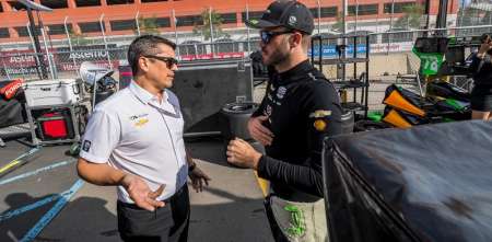 IndyCar: Canapino y Juncos debaten la estrategia de la carrera en la radio