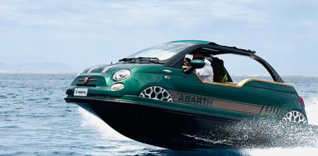 Abarth se regala un 500 que flota y viaja a más de 100 km/h para su 75° aniversario