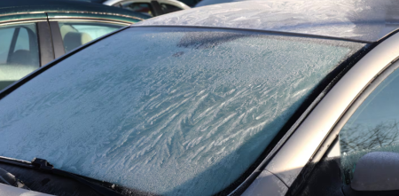 ¡Adiós a la escarcha! Trucos para quitarla de tu auto de forma segura y efectiva