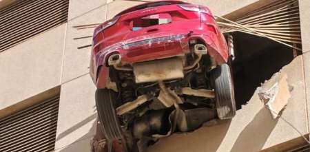 Insólito: hizo marcha atrás y dejó el auto colgando de un tercer piso