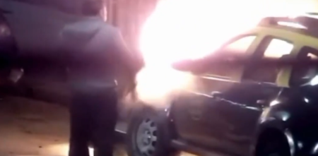 Un taxista alcoholizado chocó su vehículo contra otro estacionado y se le prendió fuego