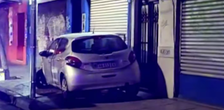 Conducía borracho, chocó contra un árbol y terminó arriba de la vereda