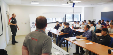 Toyota y la educación técnica automotriz junto a su red de concesionarios