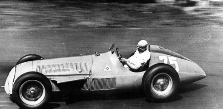 Inaugurarán una escultura en homenaje a Juan Manuel Fangio