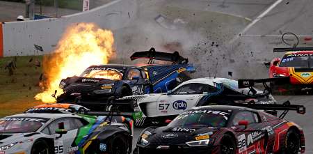 Espectacular accidente e incendio en el circuito de Barcelona