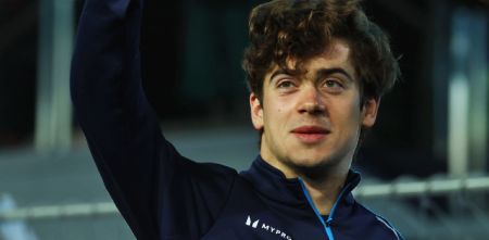 F1: Colapinto protagonizó un divertido momento con la cartelera oficial del GP de Qatar