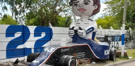 Colapinto, presente en la tradicional quema de muñecos en La Plata