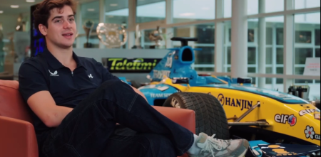 F1: el valor del auto histórico con el que Colapinto posó en Alpine