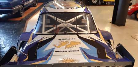 El Torino con homenaje a los héroes de Malvinas que está en el Museo Fangio