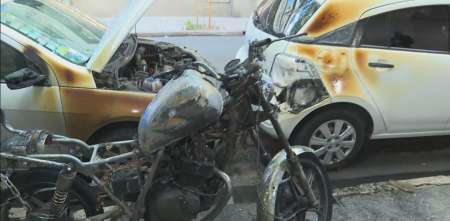Quemacoches incendiaron ocho autos y una moto en Balvanera