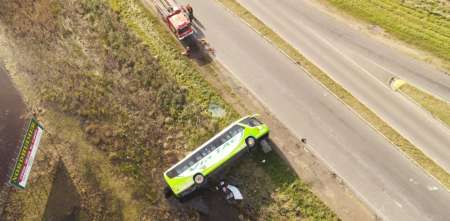 Accidente en General La Madrid: murieron 5 personas y hay 29 heridos por el vuelco de un micro de larga distancia.