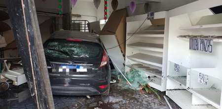 Tragedia en Parque Chacabuco: así quedó la panadería en la que quedó incrustada el auto