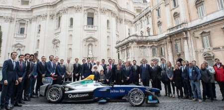 Un día, el Papa Francisco le dio la bendición a un auto de carrera