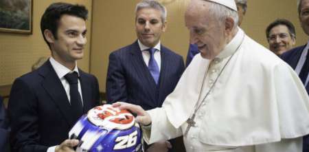 El día que el Papa Francisco recibió a los pilotos del MotoGP y bromeó con ponerse el casco