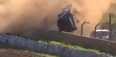 VIDEO: lo tocaron en plena recta, dio varios tumbos y terminó contra un auto del público