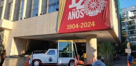 El ACA expone el Papamóvil que preparó para la visita de Juan Pablo II a la Argentina