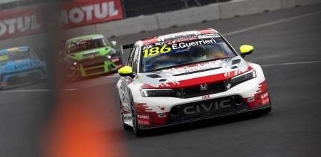 TCR World Tour: Guerrieri hizo un largadón, aguantó en el final y se quedó con la victoria de la segunda carrera en México