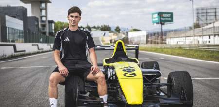 Julián Álvarez en modo piloto para promocionar sus nuevos botines