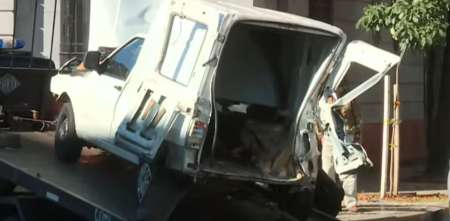 Fatal accidente en Villa Luro: el Tren Sarmiento arrolló una camioneta y murió uno de sus ocupantes