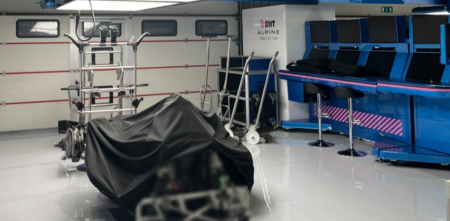 F1: el Alpine N°43 espera por Colapinto en los boxes de Imola