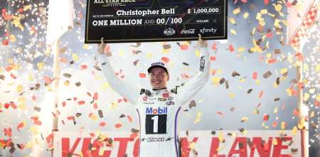 NASCAR: Christopher Bell aprovechó un error de Logano y se quedó con una trabajosa victoria