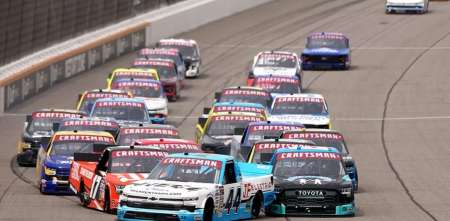 12 pilotos protagonizaron un brutal choque en la carrera de la Nascar Truck Series