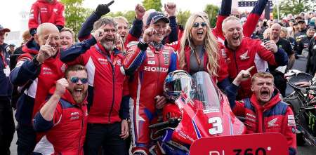 Metzeler celebra un exitoso TT de la Isla de Man ganando las tres carreras de 1000cc con 14 podios