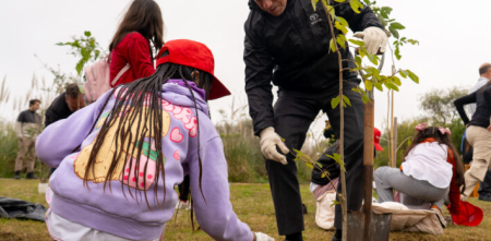 Toyota Argentina celebra el Mes del Ambiente con una nueva plantación en su Reserva Natural en Zárate