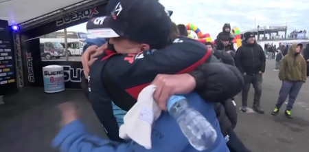 TC2000: el emotivo abrazo entre Leonel y Tiago Pernía tras el 1-2 en la clasificación
