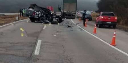 Conmoción por la muerte del baterista de una banda de cumbia: chocaron contra un camión y la camioneta quedó destrozada