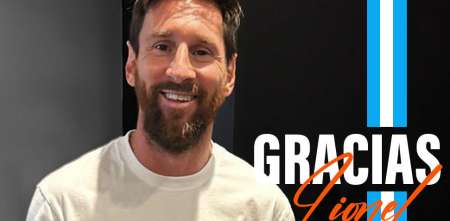 El legado de la grandeza: la Fundación Fangio homenajeó a Lionel Messi con un casco réplica del "Chueco"