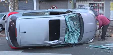 Choque, vuelco y fuga en Villa Crespo: un auto impactó contra una camioneta y escapó