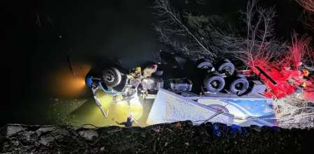 Un camión desbarrancó y se hundió en un río en Córdoba: un muerto y un sobreviviente