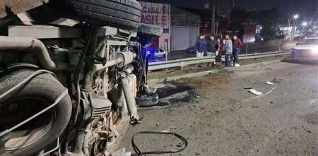 Impactante vuelco de una combi que trasladaba a jóvenes hacia un boliche: muchos de ellos resultaron heridos