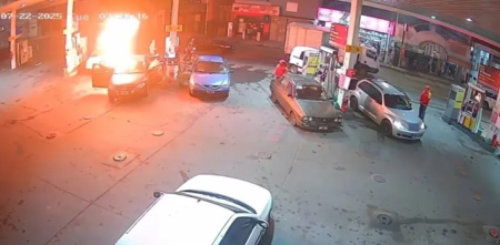 Impactante: un auto explotó en una estación de servicio y el playero logró escapar de milagro