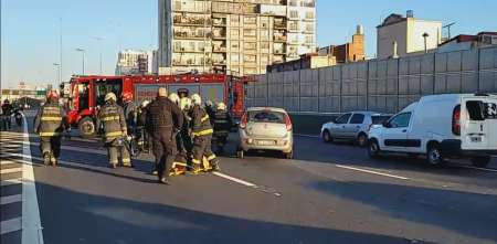 Brutal accidente en la Autopista 25 de Mayo: un conductor sufrió un infarto, se descomensó y chocó
