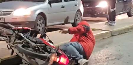 Un motociclista se cayó cuando intentaba escapar de un control policial