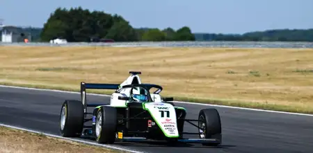 GB4 Championship: Leandro Juncos avanzó y terminó sexto en la carrera sabatina de Silverstone
