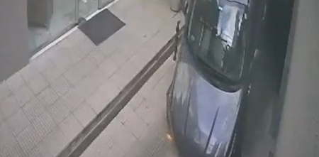 Insólito accidente en un estacionamiento: aceleró con la rampa elevada y cayó al vacío