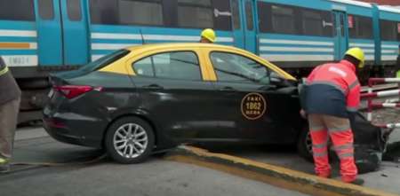 Flores: un taxista cruzó el tren con la barrera baja, chocó y causó demoras en la línea Sarmiento