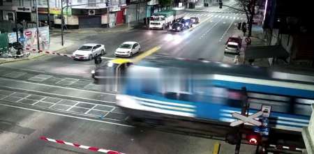 Así embistió el tren Sarmiento al taxista que cruzó con la barrera baja en Flores