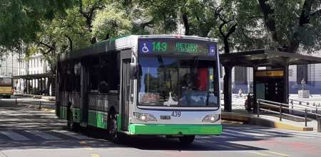 Tragedia en Villa Celina: una jubilada murió atropellada cuando intentaba bajar del colectivo