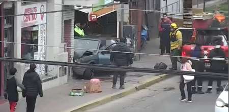Impactante: un auto perdió el control y se incrustó en un comercio