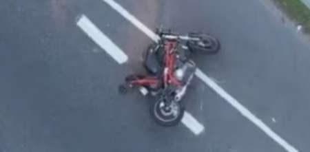 Conmoción en General Paz: un policía murió por una violenta caída de su moto