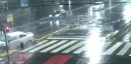 Flores: un hombre alcoholizado protagonizó un violento choque contra una parada de colectivos